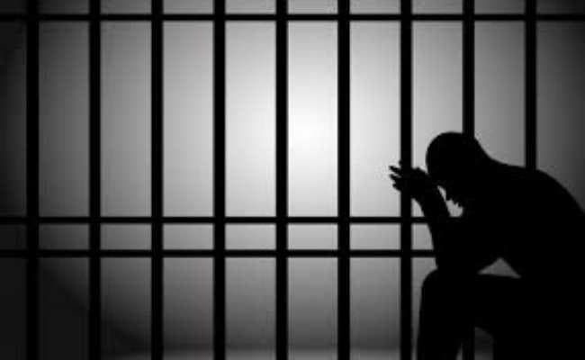 आपत्तिजनक फोटो वायरल करने की धमकी पर पति गया जेल