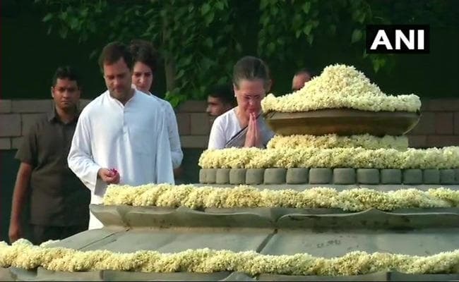 आज है राजीव गांधी की जयंती, सोनिया, राहुल व मनमोहन ने वीर भूमि जाकर दी श्रद्धांजलि