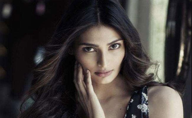 प्रियंका की राह पर आथिया शेट्टी, इस हॉलीवुड स्‍टार को कर रही हैं डेट