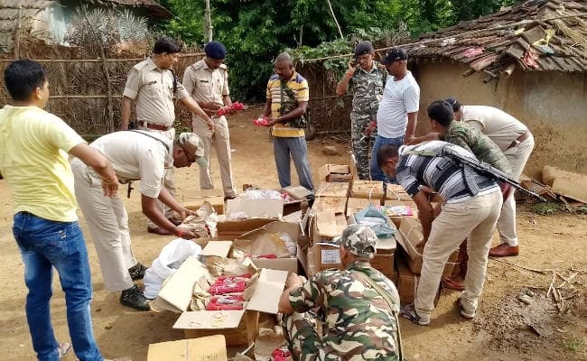 IN PICS : झोपड़ी में पाकुड़ के एसपी ने मारा छापा, मिला तबाही का सामान