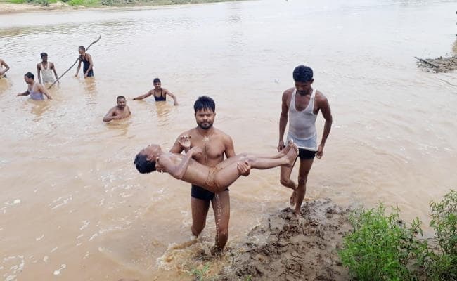 चतरा में मोहाने नदी का जलस्तर अचानक बढ़ने से चौपारण के 8 बच्चे बहे, एक का शव मिला, 4 लापता
