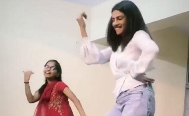 VIDEO: प्रियंका चोपड़ा मंगेतर निक जोनास के साथ पहुंची अनाथाश्रम, इस गाने पर जमकर किया डांस