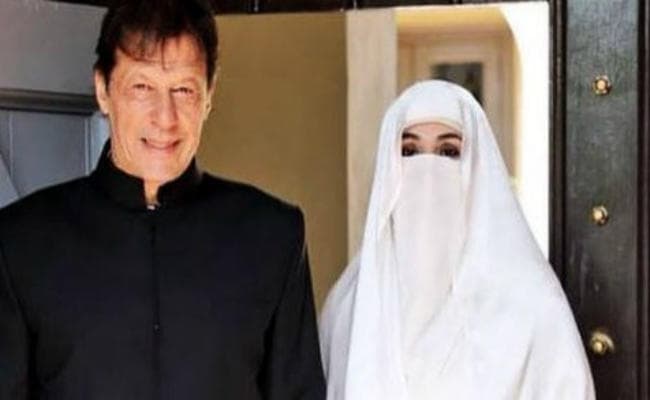 सोशल: इमरान की पत्नी के बुर्क़े पर बवाल क्यों?