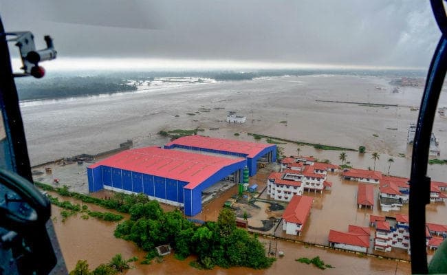 केरल में बाढ़ पीड़ितों के लिए हर ओर से मदद, सेंट्रल जेल के कैदी बना रहे हैं रोटियां