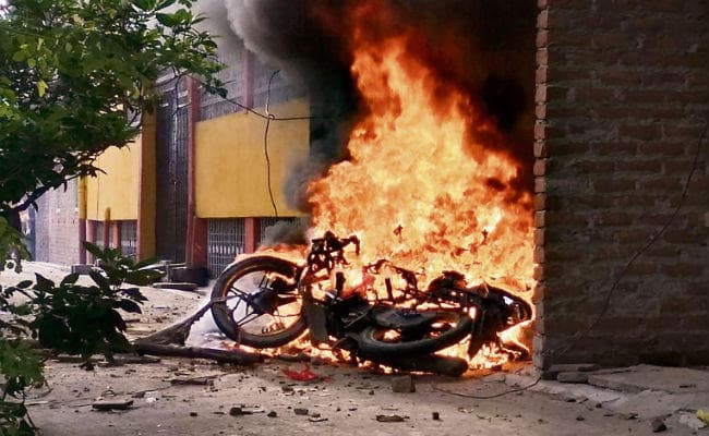 आरा : रेडलाइट एरिया की महिला को नंगा कर घुमाया, कई घरों व दुकानों में लगायी आग, पथराव कर पुलिस को खदेड़ा, फायरिंग