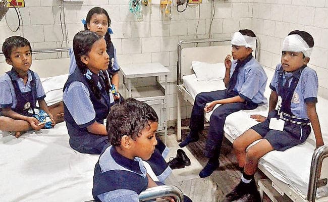 चान्हो में स्कूल बस और ट्रक में टक्कर, दर्जन भर बच्चे घायल