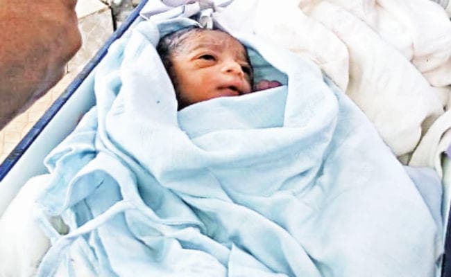 चक्रधरपुर : महिला ने गीतांजलि एक्सप्रेस के टॉयलेट में दिया बच्चे को जन्म