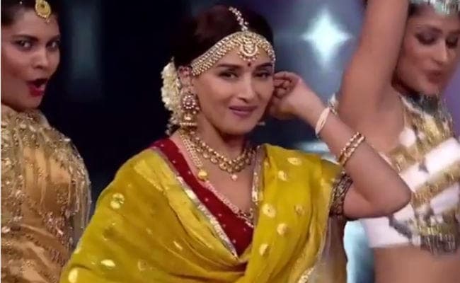 VIDEO: माधुरी दीक्षित ने ”चोली के पीछे क्या है” गाने पर किया धमाकेदार डांस, क्रेजी हुए फैंस