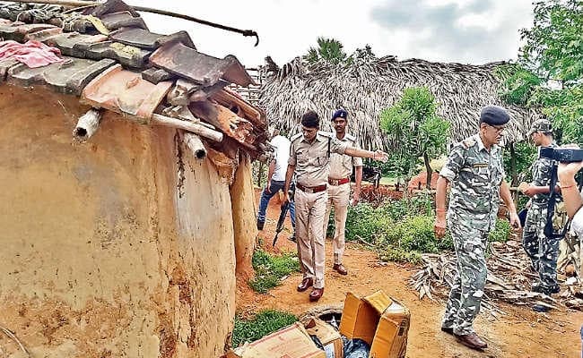 पाकुड़ : 9000 डेटोनेटर, 5000 पीस जिलेटिन व 65 बोरा अमोनियम नाइट्रेट बरामद