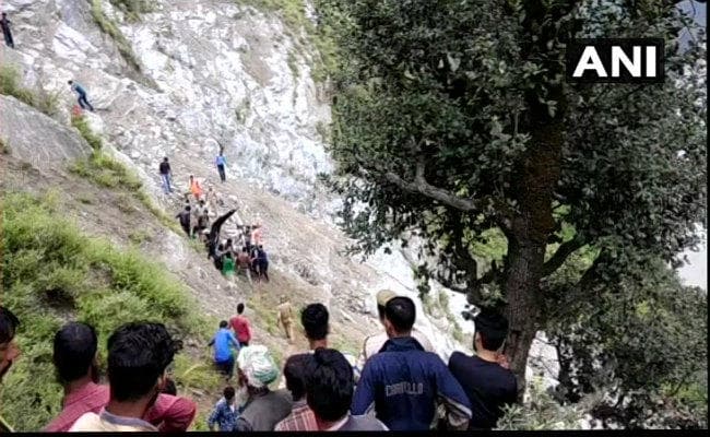 जम्मू कश्मीर : किश्तवाड़ में श्रद्धालुओं की गाड़ी नदी में गिरी, 11 की मौत, केवल एक बच्चा बचा