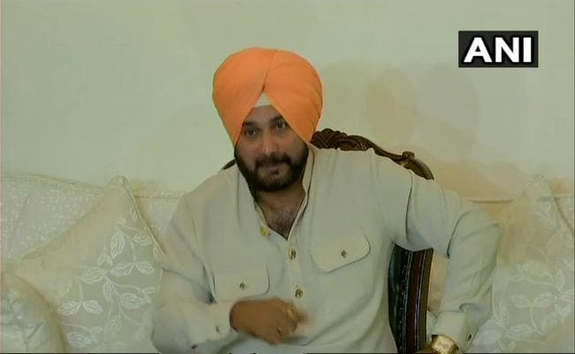 पाक दौरे पर सिद्धू के अजीब तर्क, कहा - वाजपेयी को यह मेरी श्रद्धांजलि, मोदी से क्यों नहीं पूछते सवाल