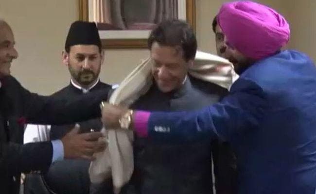 सिद्धू के समर्थन में आये इमरान, कहा - शांति को बहुत बड़ा नुकसान पहुंचा रहे आलोचक