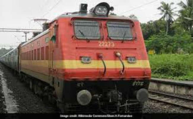 गोंदिया का इंजन फेल, गार्ड को घेरा, सीहो स्टेशन पर एक घंटे तक खड़ी रही ट्रेन