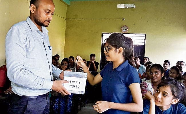 गोपालगंज : जन्मदिन पर गिफ्ट में मिली थी चेन, बाढ़पीड़ितों के लिए छात्रा ने दान की सोने की चेन