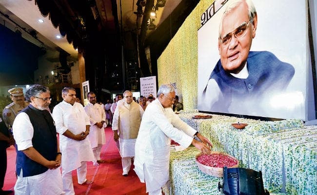 पटना : अटल की श्रद्धांजलि सभा में टूटीं दलों की दीवारें