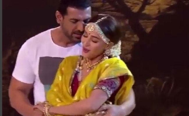 VIDEO: माधुरी दीक्षित ने जॉन अब्राहम के साथ इस गाने पर किया ऐसा डांस, देखते रह गये लोग
