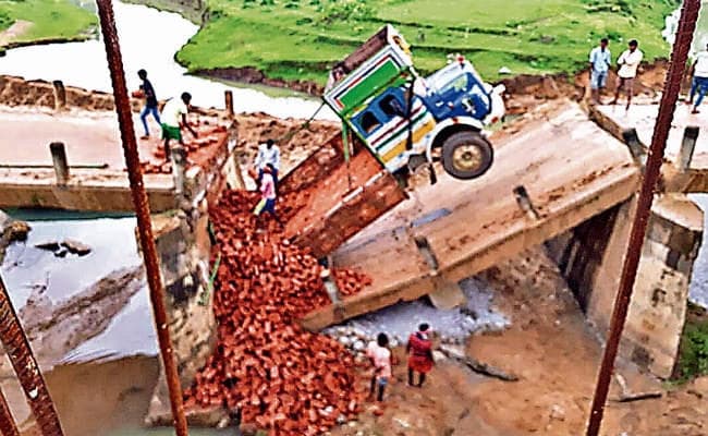 गुमला : ट्रक पार करने के दौरान पुल हुआ ध्वस्त