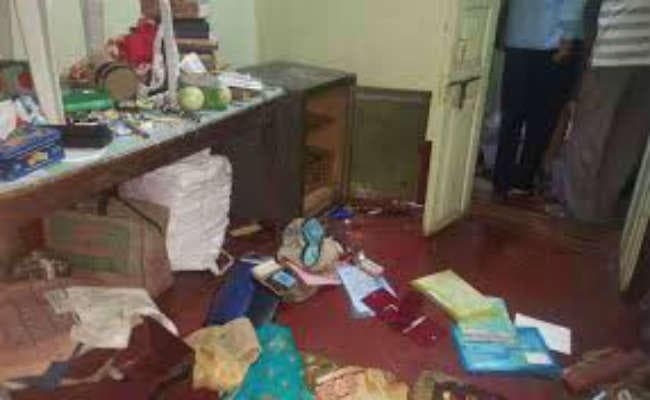 हथियार के बल पर शिक्षक की पत्नी को बंधक बना कर दिनदहाड़े डाका