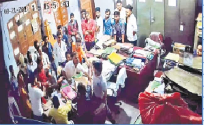 अतिक्रमण हटाने के मामले को ले भिड़े छात्र नेता, की धक्का-मुक्की