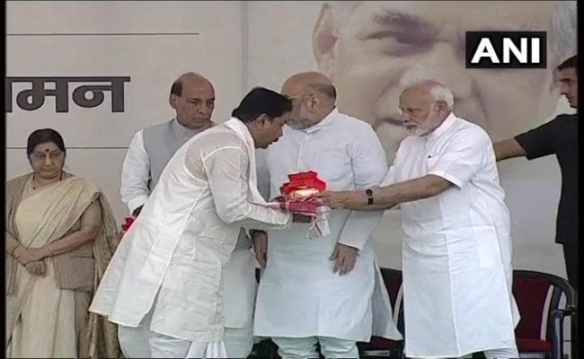 अटल जी की अस्थियां राज्य इकाइयों को सौंपी गयी, हर राज्य, जिले व प्रखंड में निकलेगी कलश यात्रा