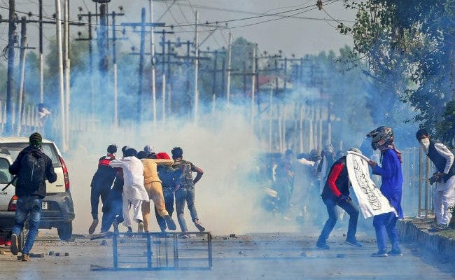 जम्मू कश्मीर : श्रीनगर में पत्थरबाजों ने सुरक्षा बलों के खिलाफ किया बवाल, तीखी झड़प