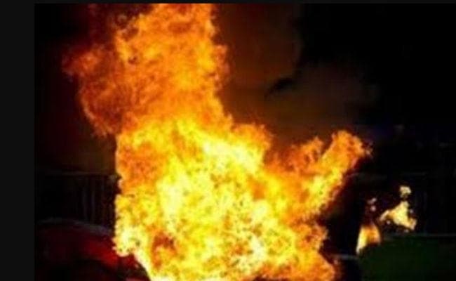 दिल्‍ली में दो जगहों पर लगी भीषण आग, पुलिसकर्मियों ने दंपती को सुरक्षित बाहर निकाला