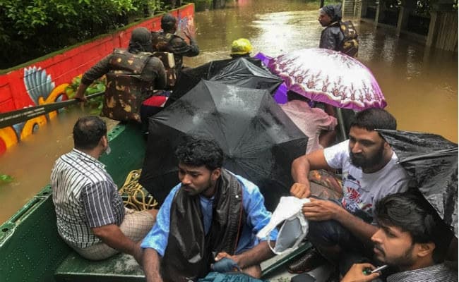 केरल बाढ़ : फंसे लोगों को बचाने का काम लगभग पूरा, अब सफाई पर ध्यान