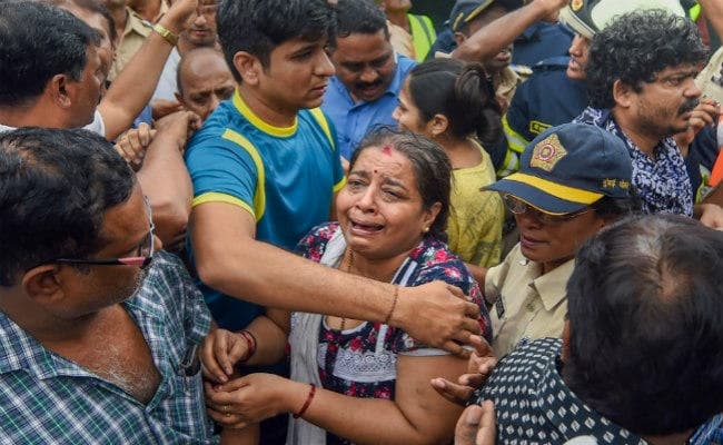 मुंबई : क्रिस्टल टावर में इलेक्ट्रिक वायरिंग में लगी आग पूरी 12वीं मंजिल पर फैली, चार मरे