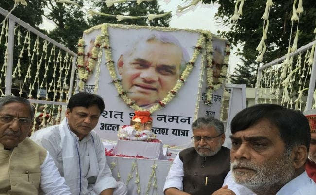 अटल जी का अस्थि कलश पटना पहुंचा, दर्शन को उमड़ी लोगों की भारी भीड़