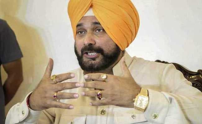 सिद्धू को मंत्रिमंडलीय सहयोगी ने दी शहीदों के परिजनों से माफी मांगने की सलाह