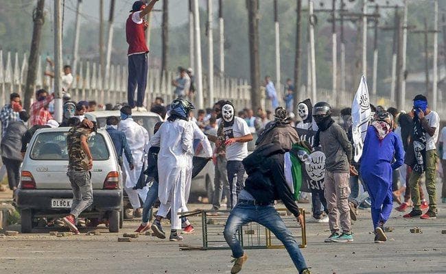 कश्मीर में बकरीद पर भी हिंसा, दो पुलिसकर्मियों और एक भाजपा कार्यकर्ता की हत्या