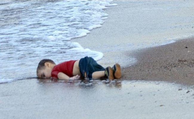 Sea Prayer: खालिद हुसैनी की नयी किताब तीन साल के सीरियाई बच्चे एलन कुर्दी को समर्पित