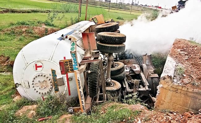 तमाड़ : एलपीजी टैंकर पलटा, गैस रिसाव से मची अफरातफरी