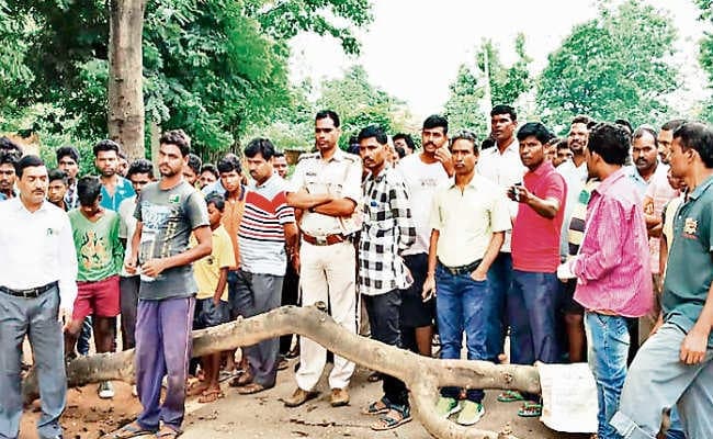 गुमला : सड़क हादसे में होटल संचालक की मौत, 12 घंटे जाम