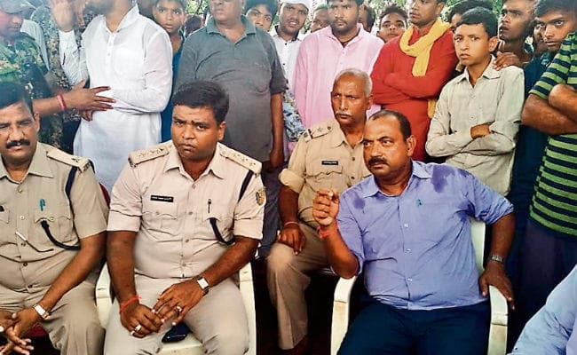 गढ़वा : प्रतिबंधित पशुओं की हत्या की जांच करने गयी पुलिस को बंधक बनाया