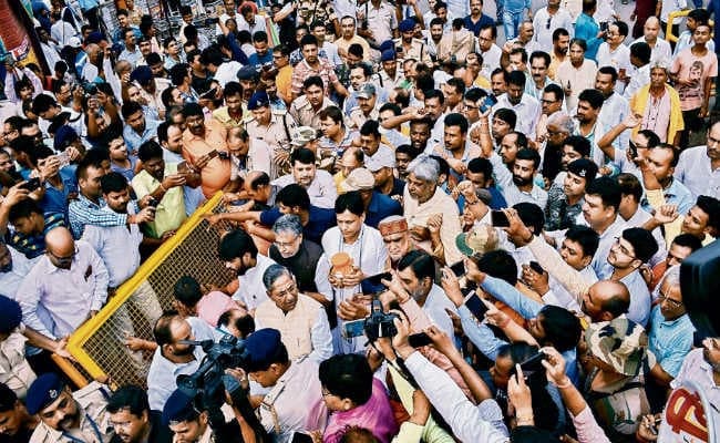 पटना पहुंचा पूर्व प्रधानमंत्री अटल बिहारी वाजपेयी का अस्थिकलश, 11 नदियों में होंगी प्रवाहित, आज जायेगा जिलों में