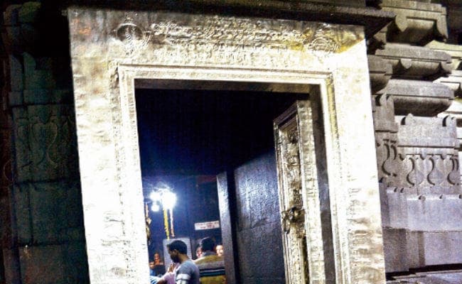 गया : अब चांदी के हुए विष्णुपद मंदिर के दोनों गेट, बनारस के कारीगरों ने बनाया