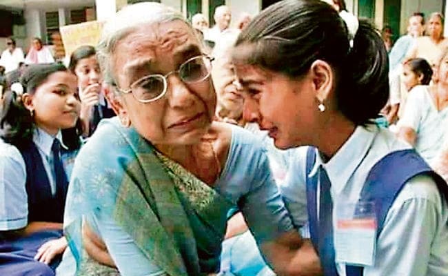 11 साल बाद वायरल हुई अहमदाबाद के वृद्धाश्रम में रोती दादी-पोती की भावनात्मक तस्वीर