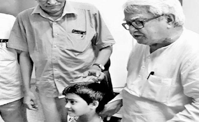 कोलकाता : ...और पाखी ने पिगी बॉक्स विमान बसु को सौंप दिया