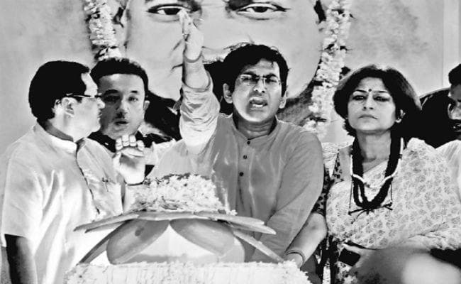 कोलकाता : नम आंखों से लोगों ने अटलजी के अस्थि कलश को किया प्रणाम