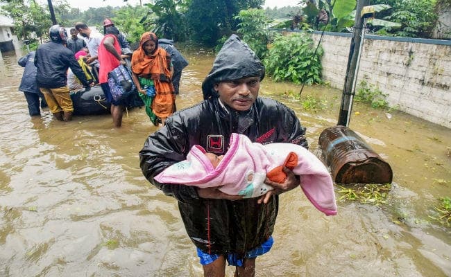 बारिश बाढ़ का प्रकोप कम होते ही केरलवासी अपने बर्बाद घरों की ओर लौटे, विदेशी मदद पर राजनीति गरमायी
