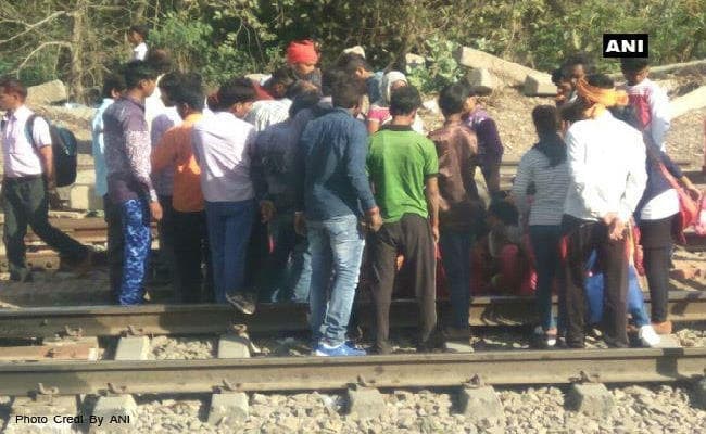 बिहार : बेगूसराय में ट्रेन की चपेट में आकर तीन युवकों की मौत