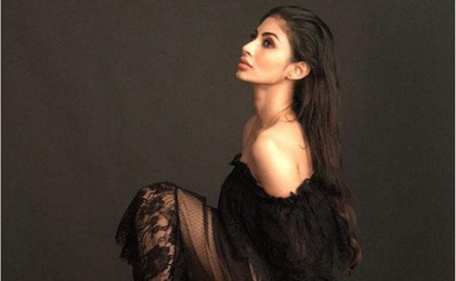 ब्‍लैक ड्रेस में कहर ढा रही हैं मौनी रॉय, हॉट फोटोशूट की तसवीरें वायरल