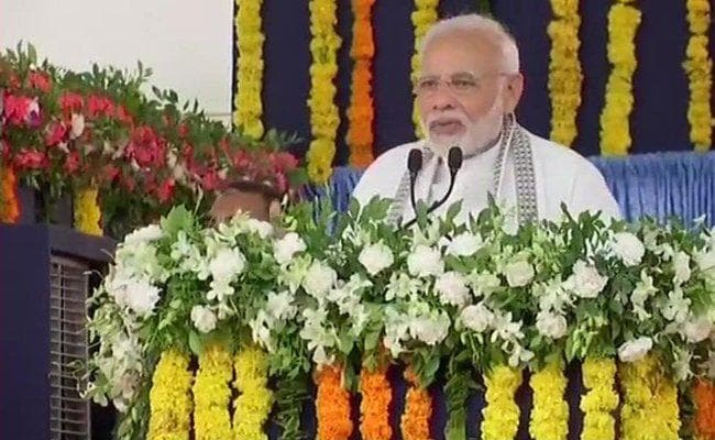 मोदी पहुंचे गुजरात, कहा - मेरा सपना है 2022 तक प्रत्येक परिवार के पास हो अपना मकान