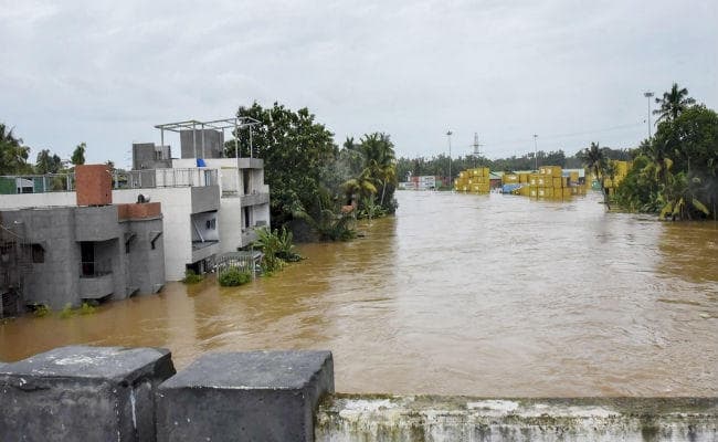 बाढ़ का पानी उतरने के बावजूद कम नहीं हुई हैं केरल की मुसीबतें