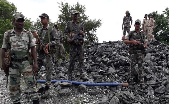 कोडरमा : लोकाई इंदरवा के अवैध ब्लू स्टोन खदानों पर कार्रवाई, कई सामान जब्‍त