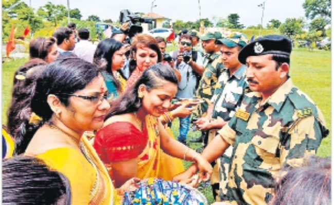 सरहद पर बीएसएफ जवानों को बांधी राखी