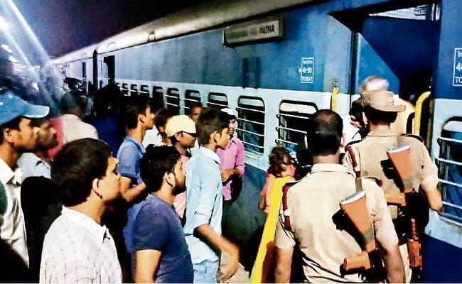 मसौढ़ी : पलामू एक्सप्रेस में छेड़खानी, चाकूबाजी