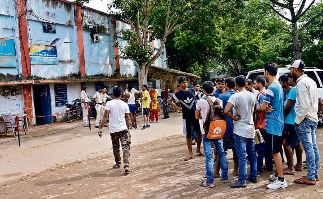 पटना : थाने से कुछ कदमों की दूरी पर मोइनुल हक स्टेडियम में दारोगा अभ्यर्थी की गोली मारकर हत्या, दो जख्मी