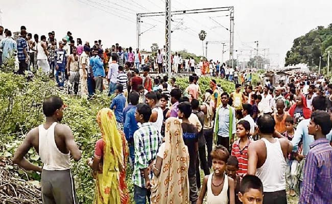 ट्रैक पर बैठकर ईयरफोन लगा सुन रहे थे गाना, ट्रेन से कटकर तीनों युवकों की मौत